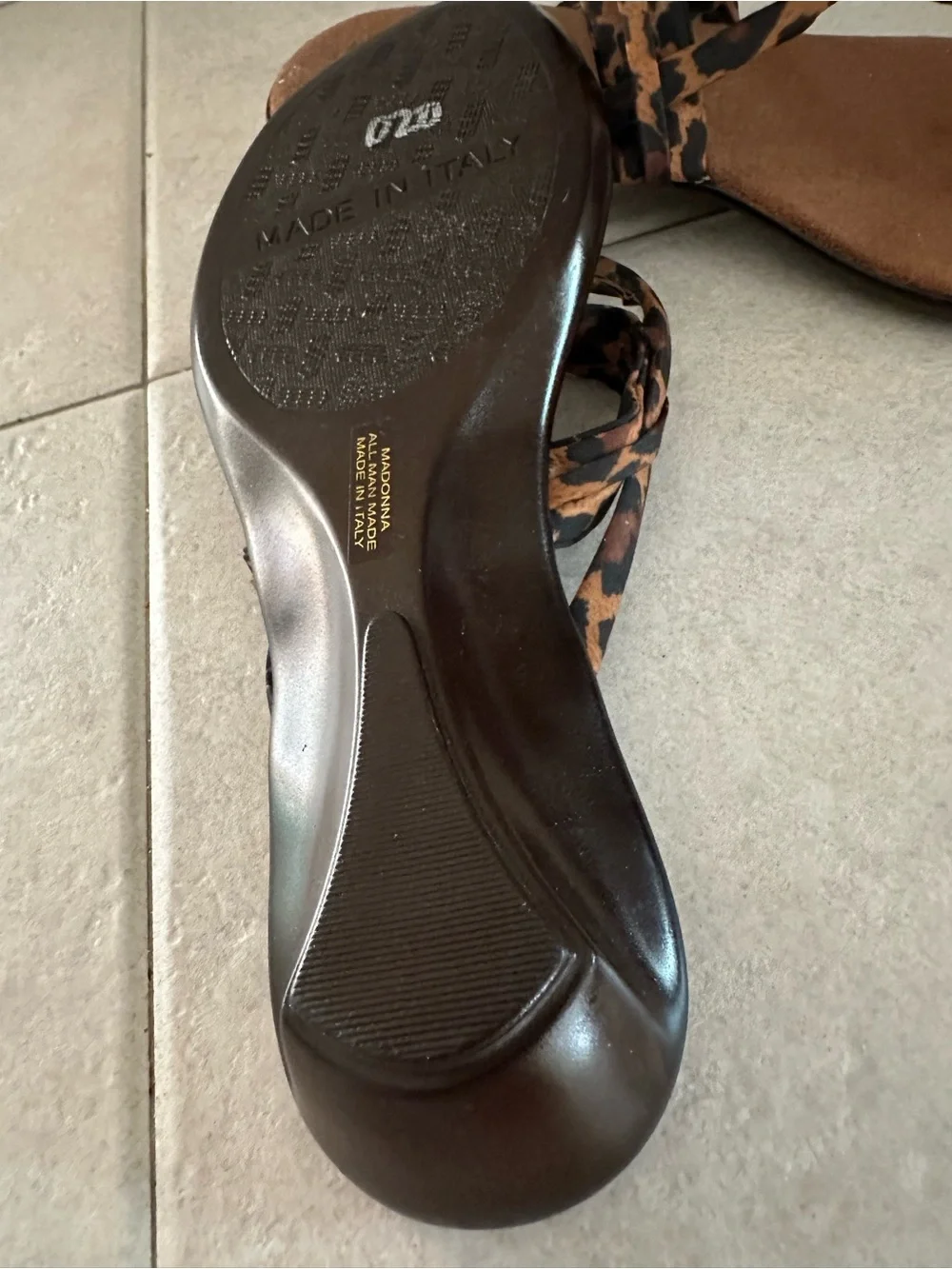 Italian Shoemakers Leopard Print Thong Sandals with Gold Accent (6 1/2) NEW